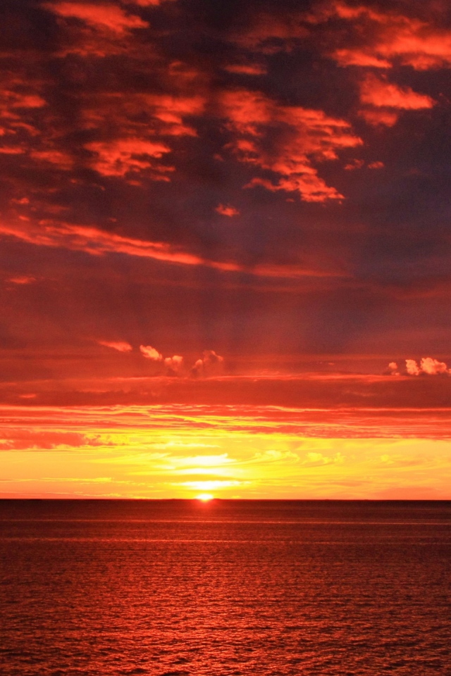 Закат солнца на горизонте в море 