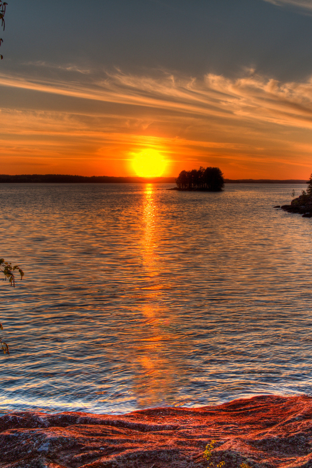 Закат солнца отражается в реке
