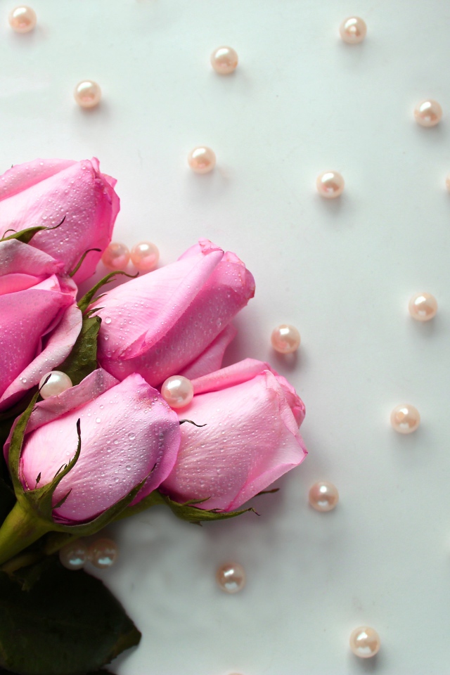 Букет розовых роз с бусинами