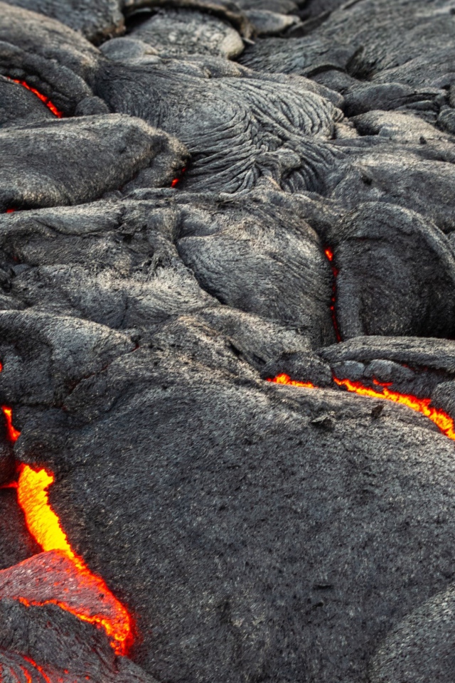Лава пробивается сквозь трещины в вулкане 