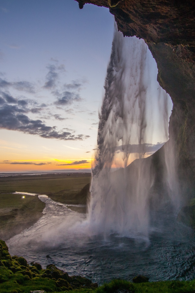 Красивый водопад Сельяландсфосс на закате, Исландия