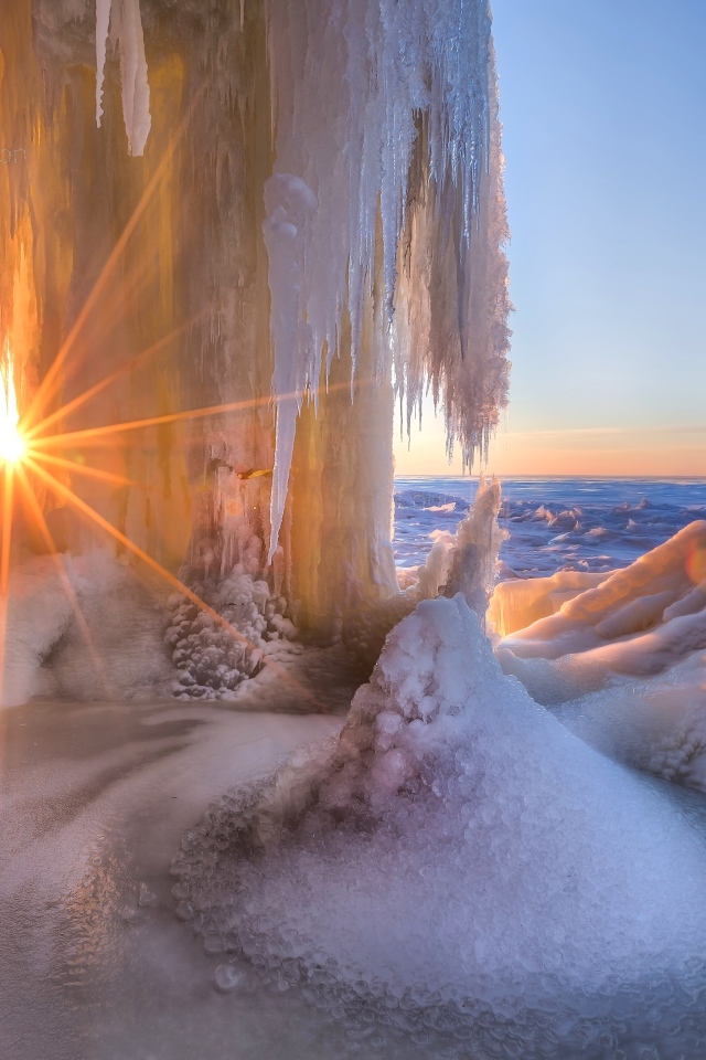 Заледеневший водопад с лучах яркого солнца