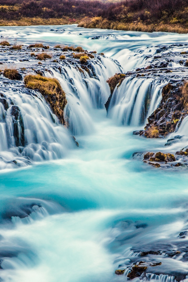 Быстрый водопад стекает с гор 