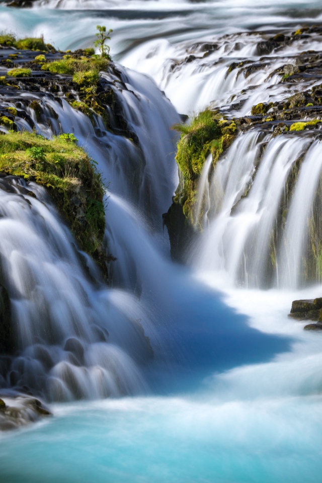 Быстрый водопад стекает по горам, Исландия