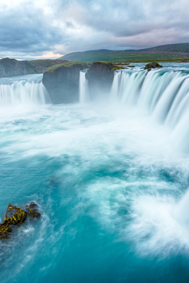 Быстрый водопад стекает со скалы 