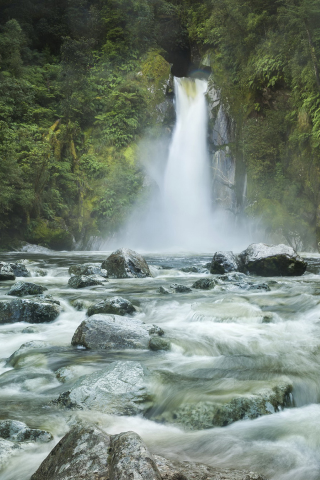 Водопад стекает по камням