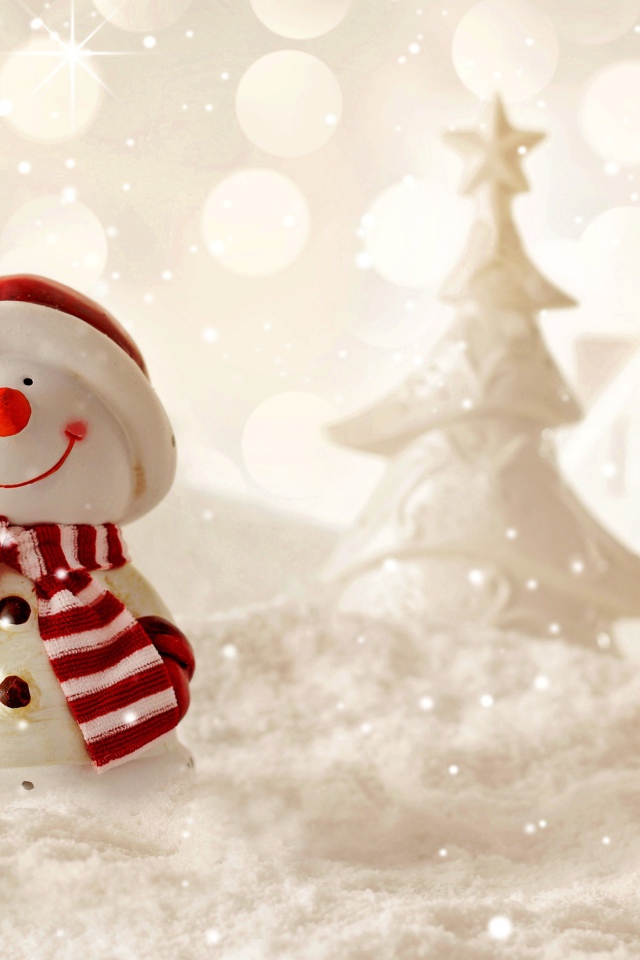 Улыбающийся снеговик стоит на белом снегу