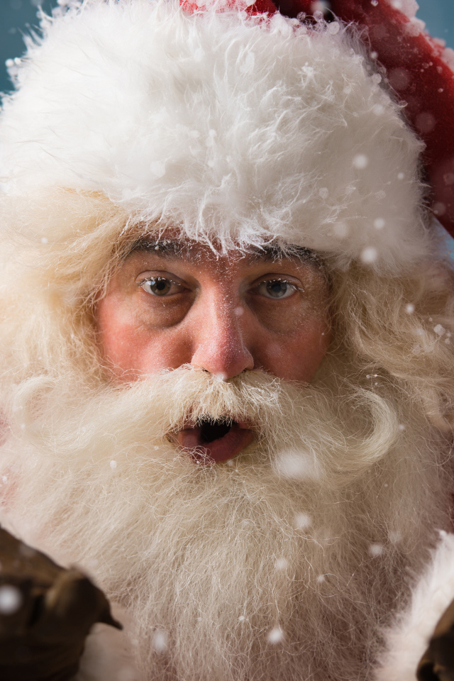 Бородатый Санта Клаус в красном костюме на Новый год и Рождество
