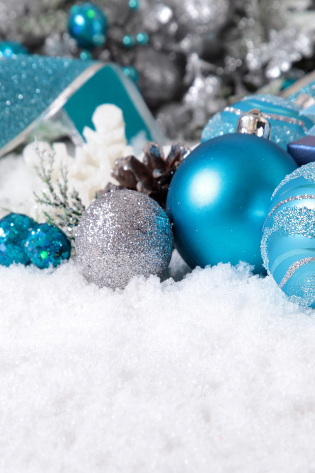 Красивые новогодние шарики на снегу на Новый год и Рождество 2019