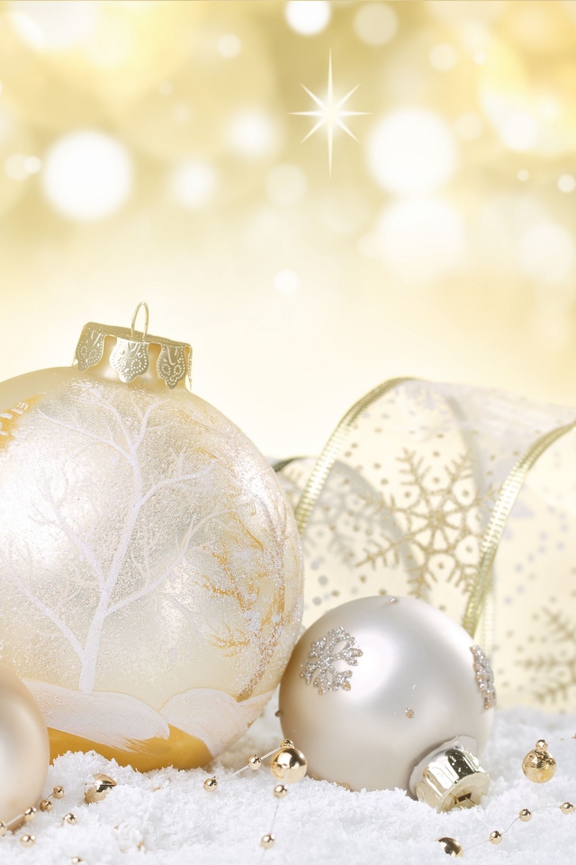 Красивые елочные шары с лентой на Новый год 2019 