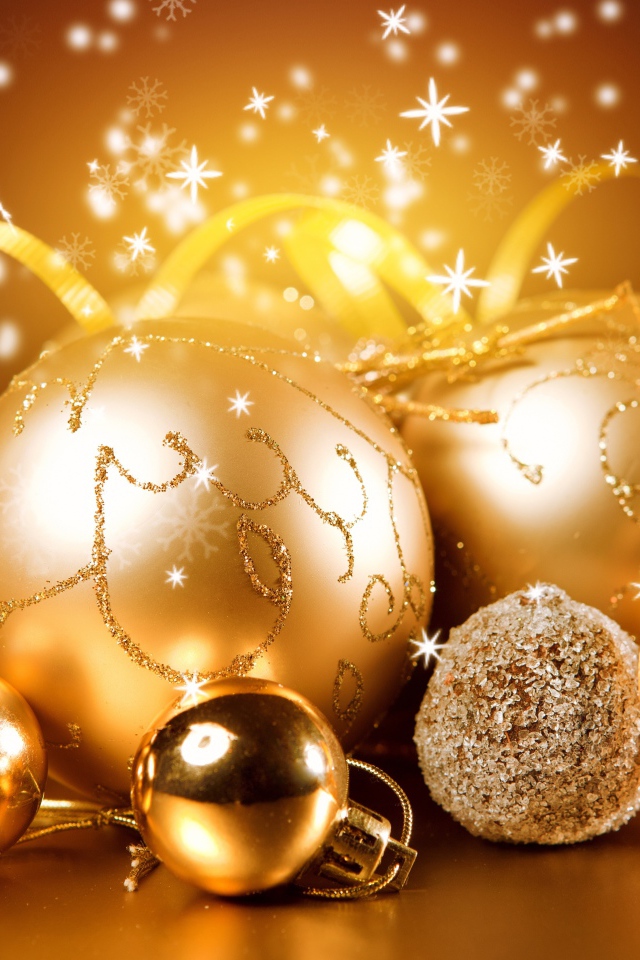 Красивые яркие золотые шары с лентами на Новый год 2019