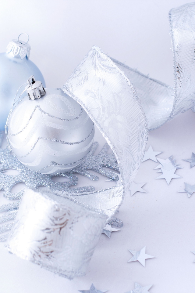 Красивые серые елочные шары с лентой на белом фоне