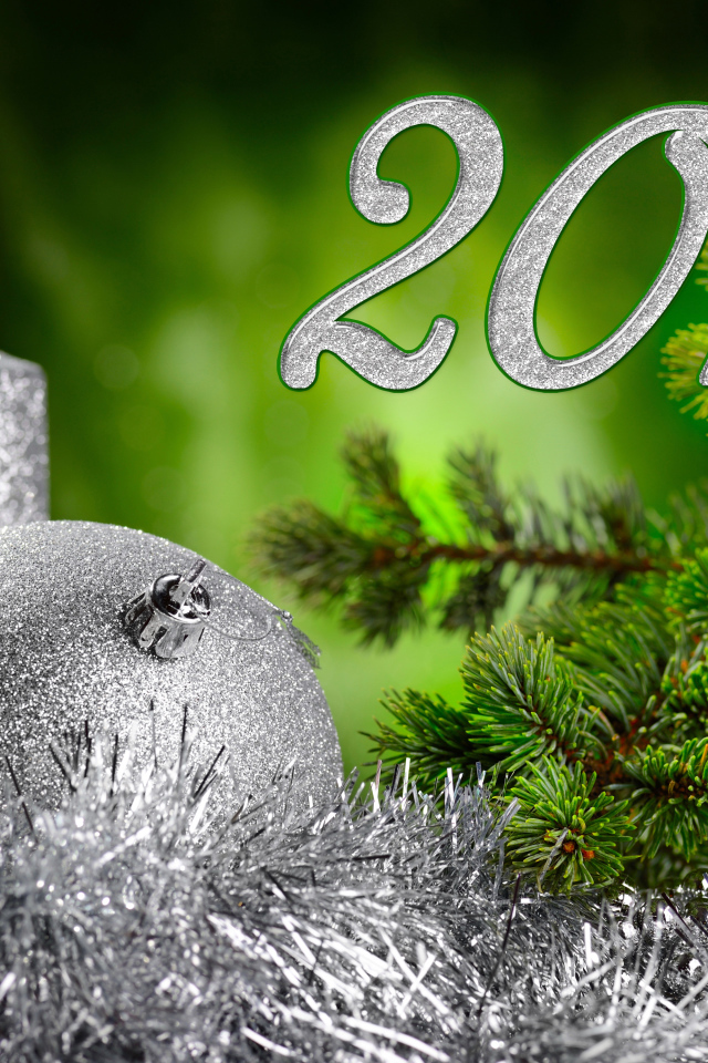 Красивый серебряный шар и свеча с еловой веткой на Новый год и Рождество 2019 