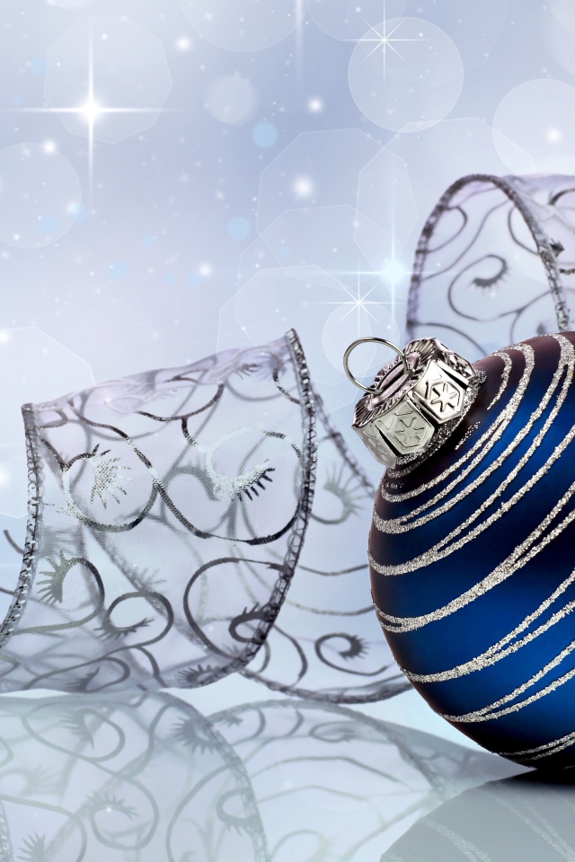 Большой голубой шар с лентой на сером фоне