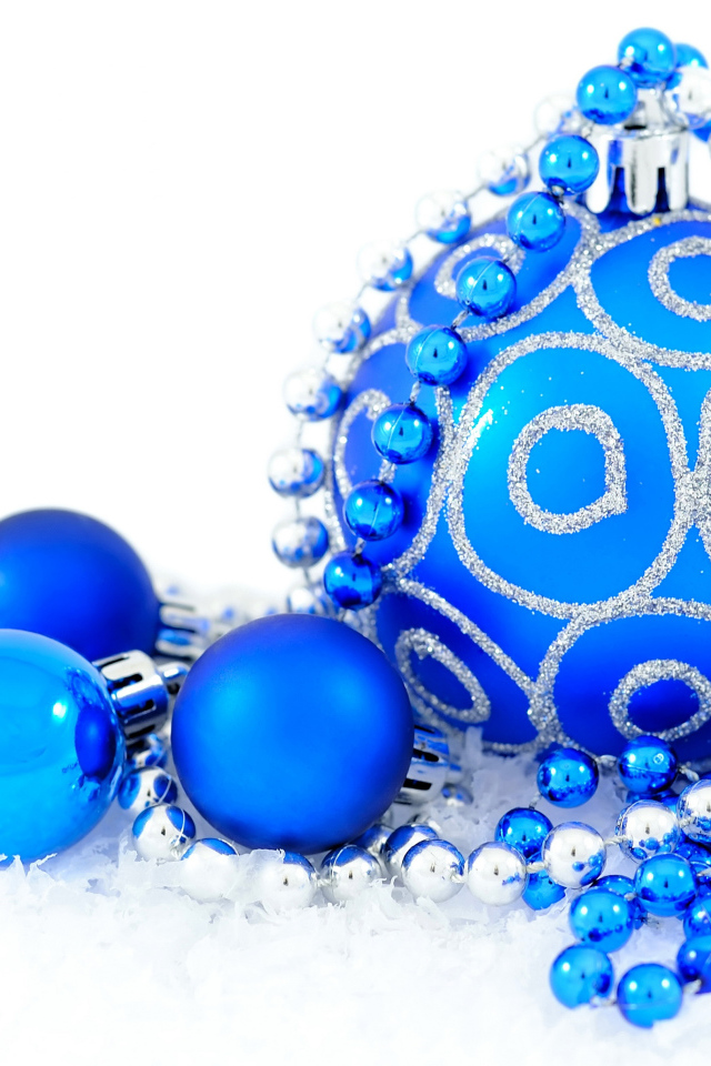 Голубые блестящие шарики с бусами на белом фоне на Новый год 