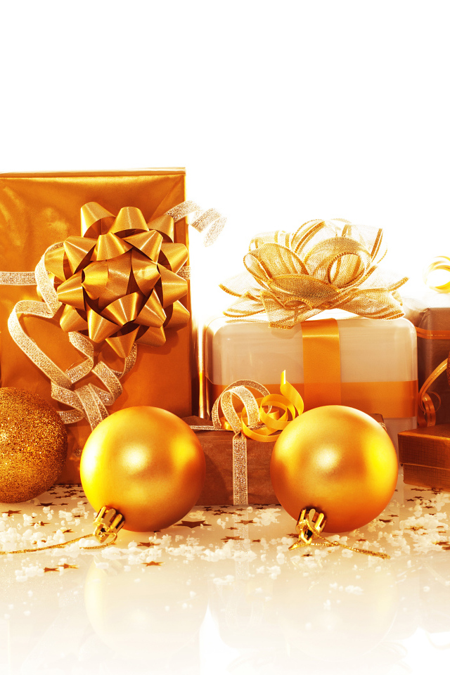 Коробки с подарками и золотыми елочными шарами на белом фоне