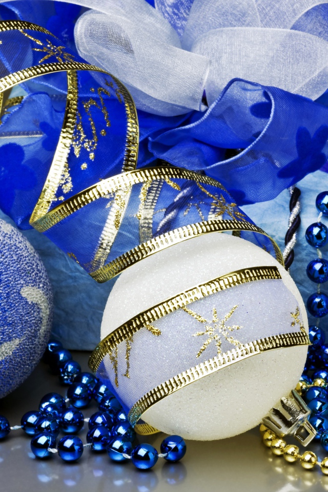 Елочные шары, подарок с лентой и свечи на Новый год 2019 