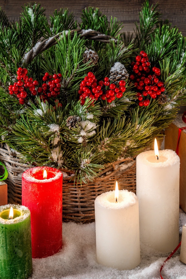 Новогодняя композиция из елочных веток, свечей и подарков