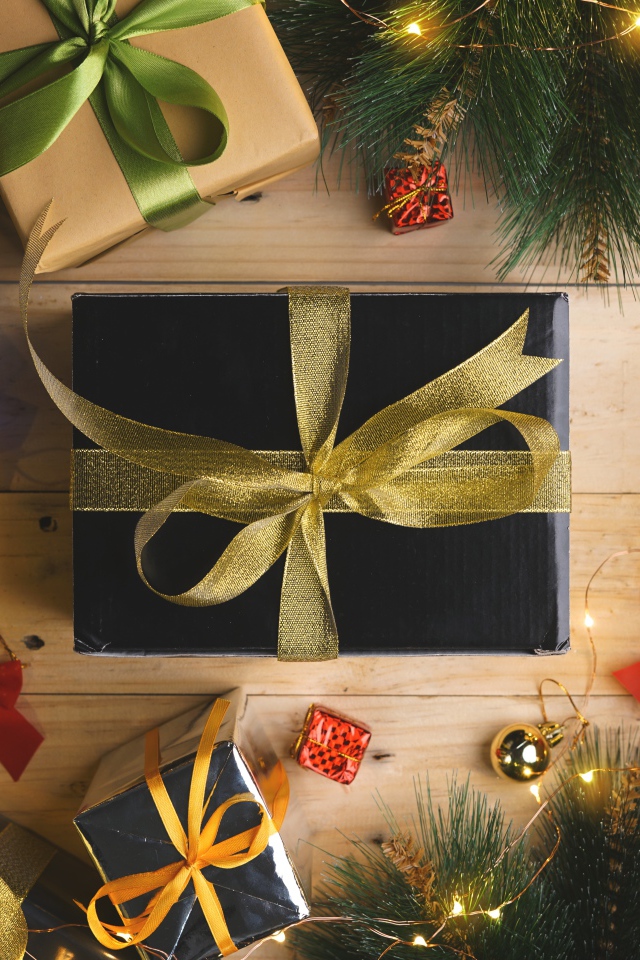 Новогодние подарки с еловыми ветками и гирляндой 