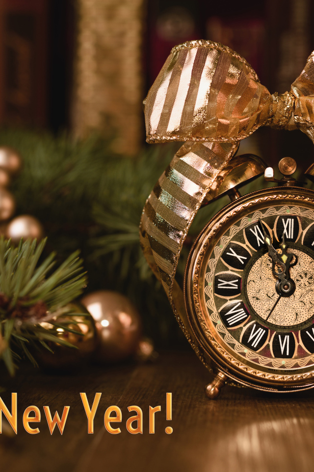Часы и еловая ветка на новый год 2019
