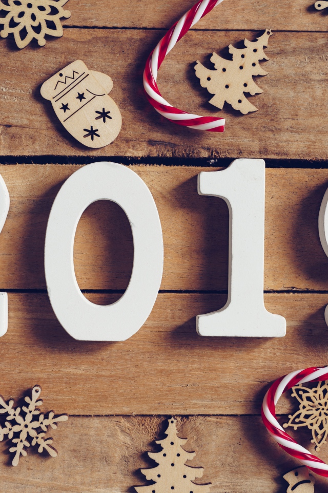 Цифры 2019 с украшениями на деревянном фоне