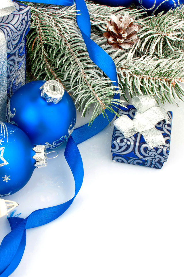 Еловая ветка, подарки и украшения на белом фоне к Новому году 2019