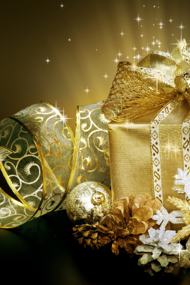 Подарок и золотые шарики и шишки на Новый год 2019