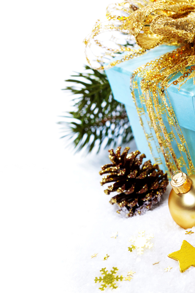 Подарки, елочные игрушки и шишки на белом фоне 