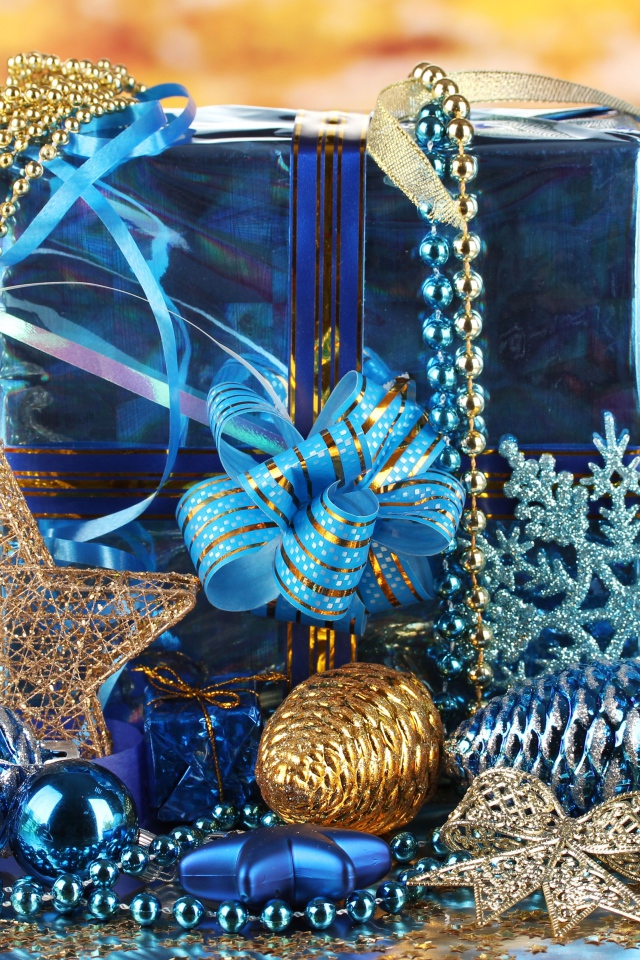 Большой подарок в голубой упаковке с украшениями на Новый год 