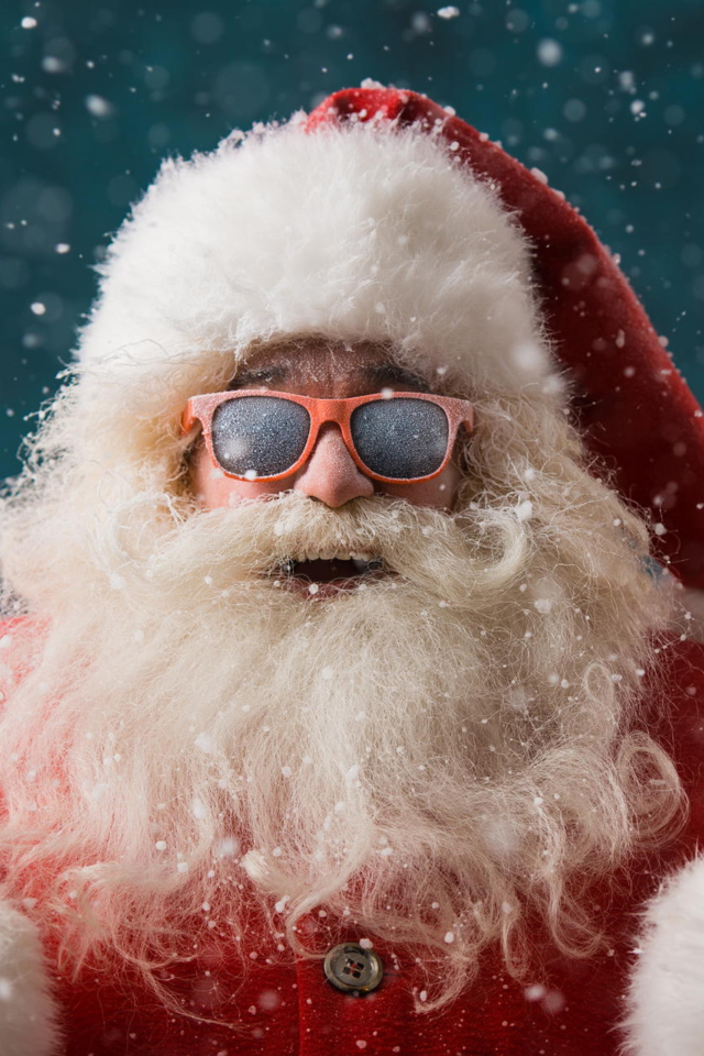 Санта Клаус в солнечных очках покрытых инеем
