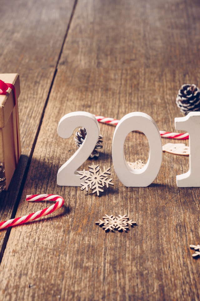 Белые цифры 2019 с подарком на деревянном полу