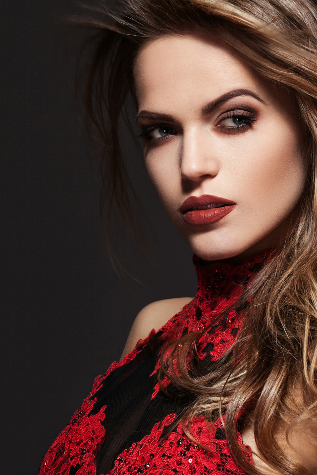 Красивая пара парень и девушка на сером фоне