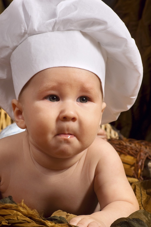 Младенец в белой шапке повара