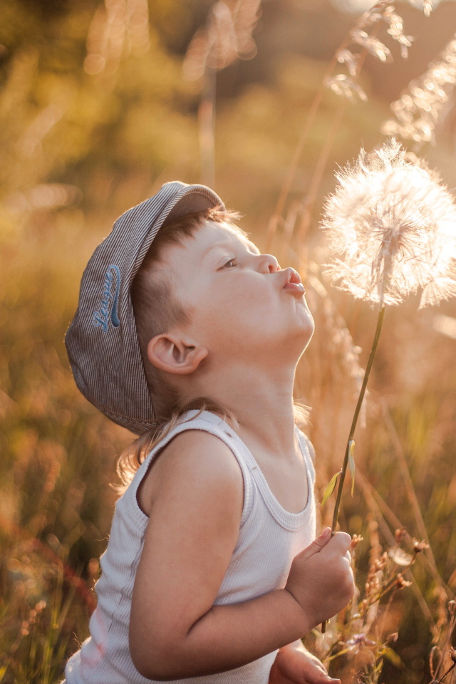 Мальчик с большим одуванчиком в руке