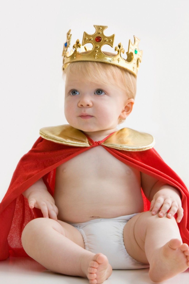 Маленький грудной ребенок в костюме принца