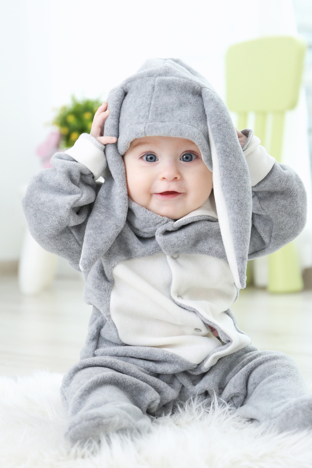 Маленький ребенок в костюме зайчика