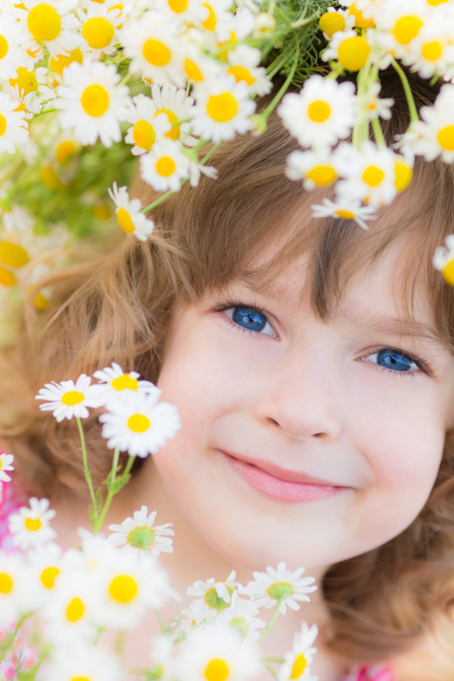 Маленькая девочка с венком из ромашек на голове