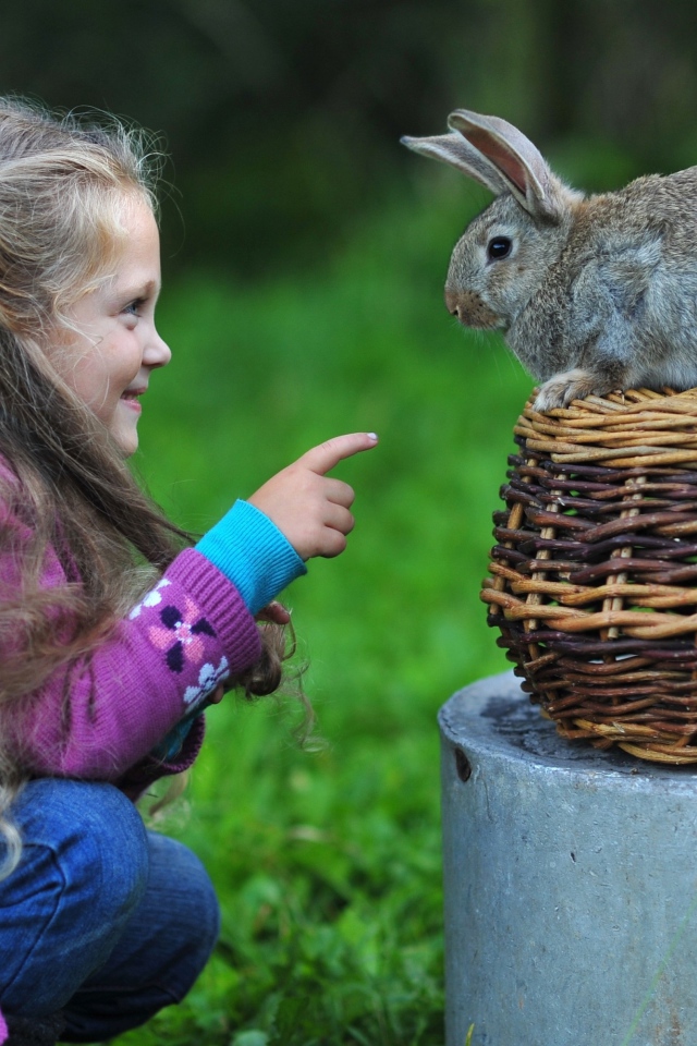 Маленькая длинноволосая девочка с кроликом