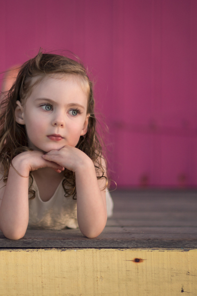 Милая маленькая девочка с красивыми глазами