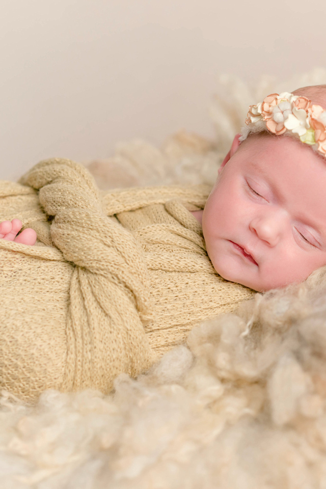 Спящий младенец с венком на голове