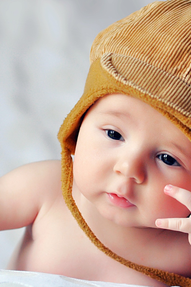 Маленький ребенок подложил руку под голову