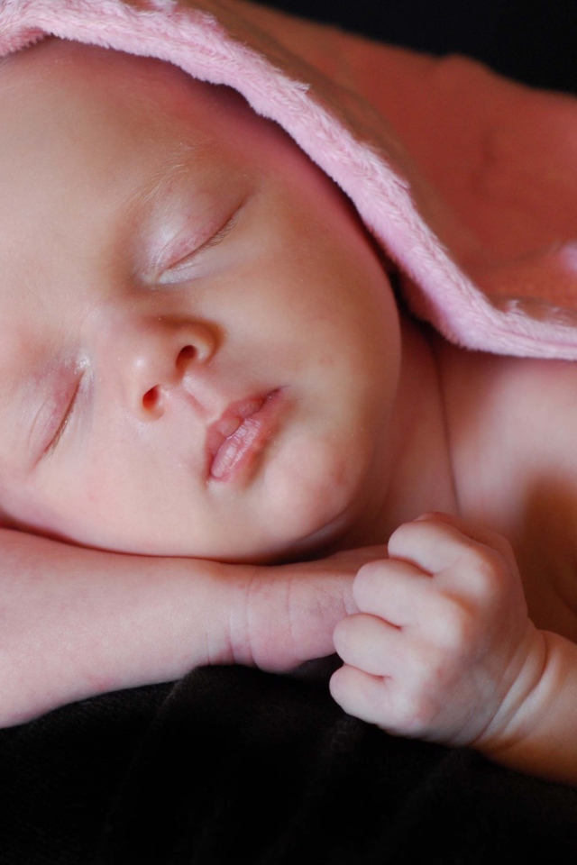 Милый спящий младенец под розовым покрывалом