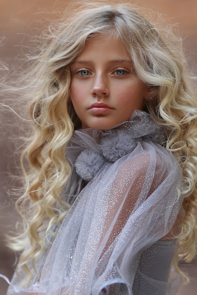 Красивая светловолосая девочка с голубыми глазами 