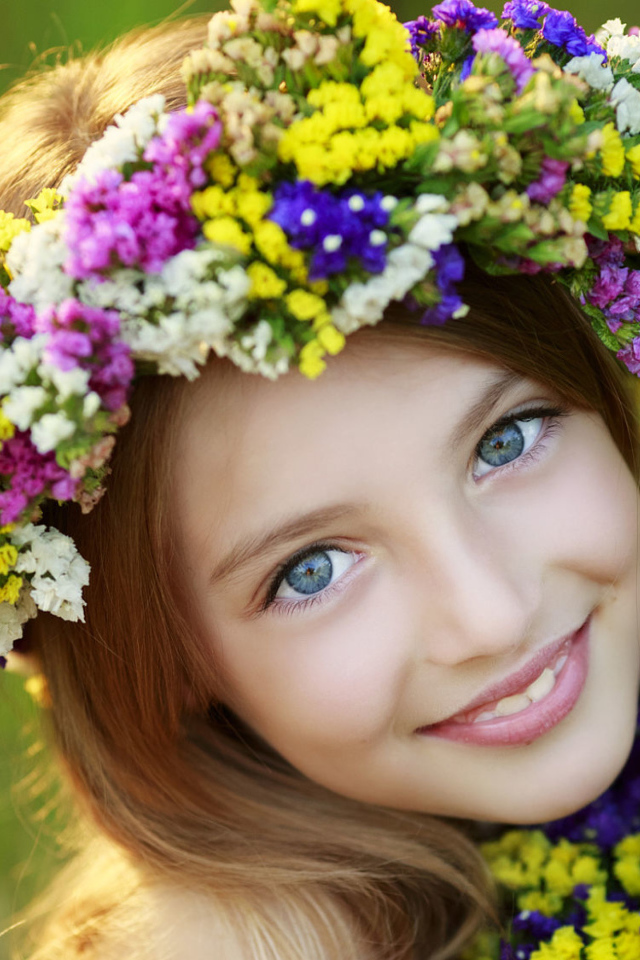 Красивая голубоглазая девочка с венком на голове