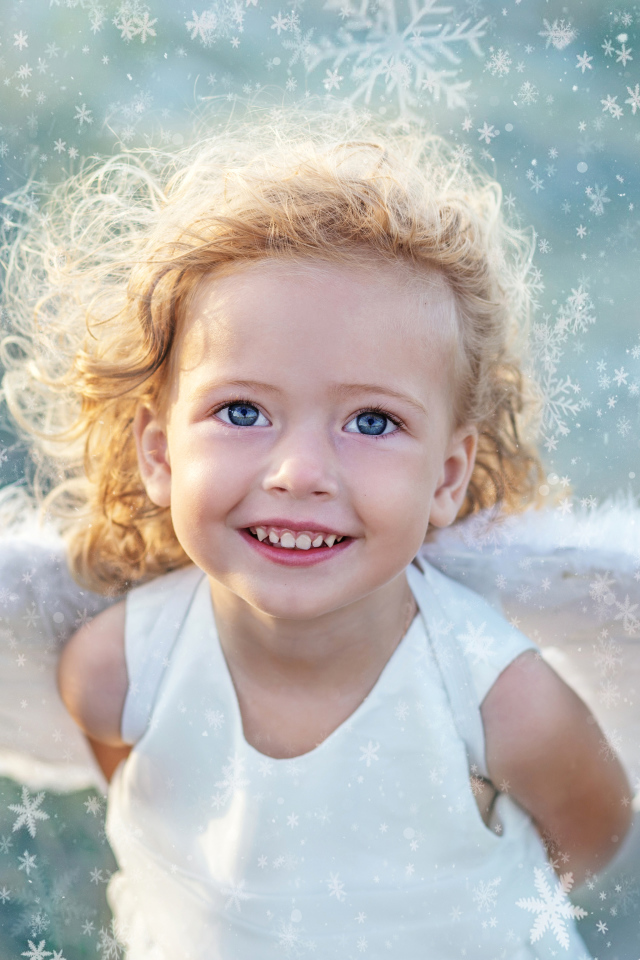 Красивая голубоглазая девочка с крыльями ангела