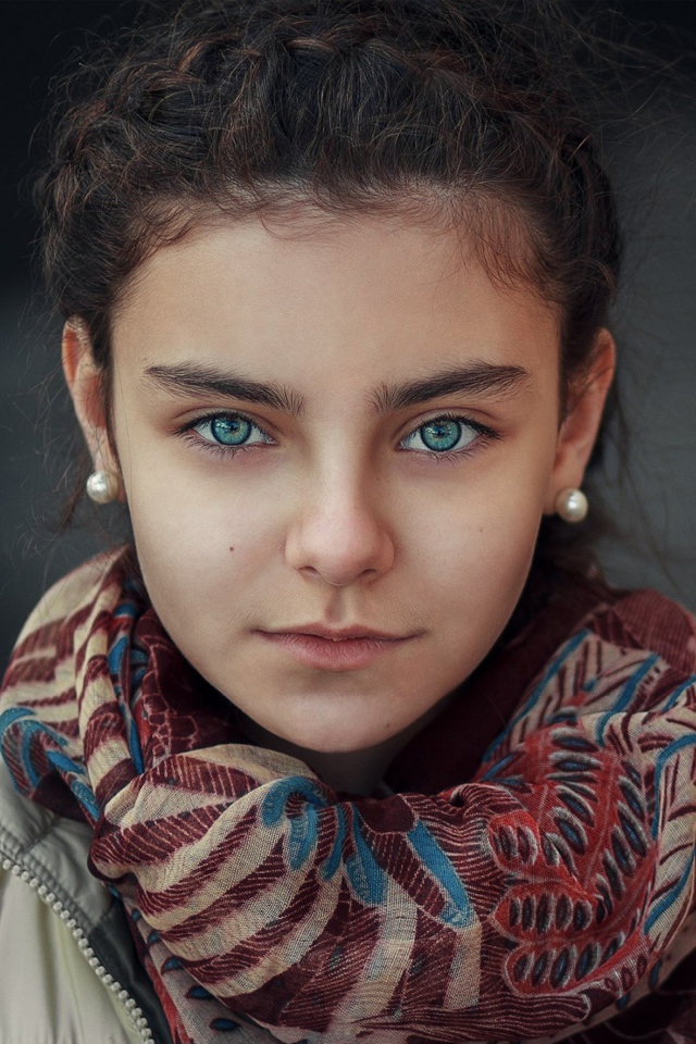 Красивая девочка с платком на шее