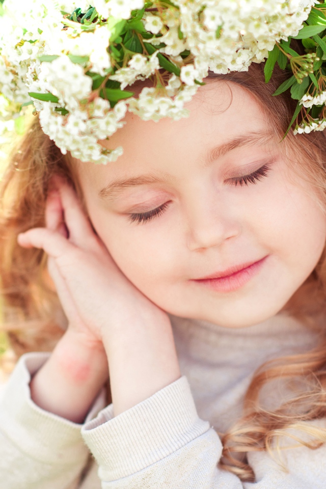 Красивая девочка с венком на голове