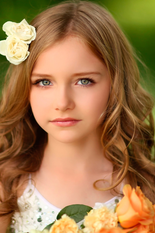 Красивая девочка с цветами в волосах