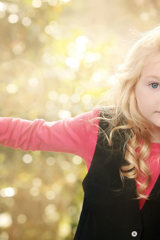 Красивая девочка с белыми кудрями