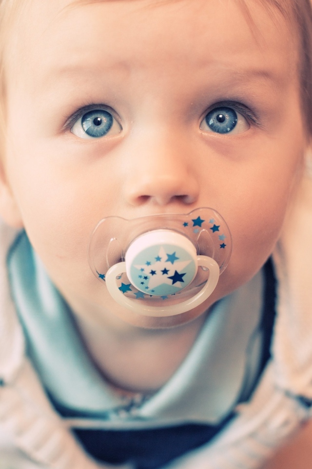 Голубоглазый маленький мальчик с пустышкой